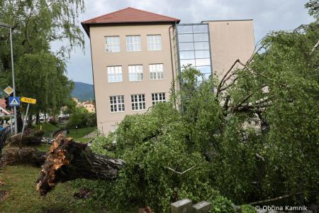 Neurje z vetrom podiralo drevesa in odkrivalo strehe (6)